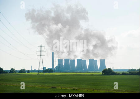 La centrale électrique d'Eggborough émet des nuages de vapeur dans l'air hivernal Banque D'Images