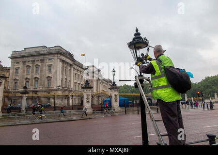 London street light briquets à gaz la mise hors tension de l'éclairage de rue à l'extérieur de Buckingham Palace Banque D'Images