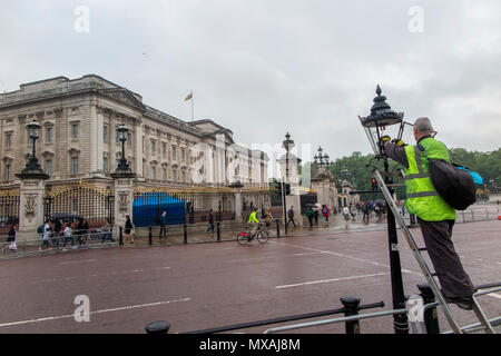 London street light briquets à gaz la mise hors tension de l'éclairage de rue à l'extérieur de Buckingham Palace Banque D'Images