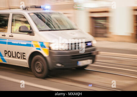 Prague, le 23 septembre 2017 : La voiture de police se déplace le long de la rue de la ville avec un blurred motion Banque D'Images
