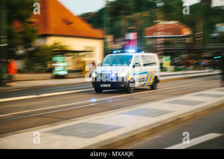 Prague, le 23 septembre 2017 : La voiture de police se déplace le long de la rue de la ville avec un blurred motion Banque D'Images