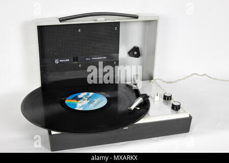 Record Player avec disque vinyle sur fond blanc Banque D'Images