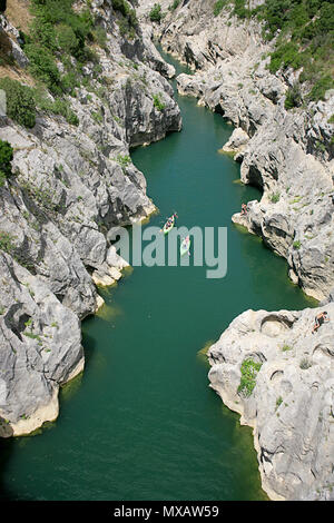 Les canoéistes dans les étroites gorges de l'Hérault, du Pont du Diable, de l'Hérault, Occitanie, France Banque D'Images