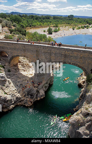 Les canoéistes et les nageurs sous le Pont du Diable, de l'Hérault, Occitanie, France Banque D'Images