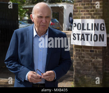 Le leader libéral-démocrate Vince Cable MP, jette son vote aux côtés de sa femme Rachel dans les élections locales. Heatham House, Twickenham, London, UK. Avec : Vince Cable MP Où : London, England, United Kingdom Quand : 03 mai 2018 Credit : Wheatley/WENN Banque D'Images