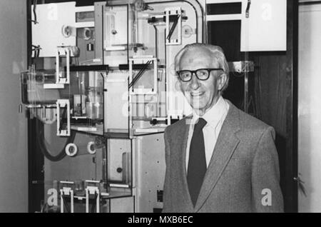 . Le professeur fr:James Meade avec Phillips Machine/ordinateur MONIAC, 1996 . Octobre 2010. LSE Library 308 prix Nobel James Meade Banque D'Images