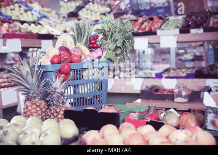 Panier en plastique avec greengrocery avec arrière-plan sur les étagères des épiceries boutique Banque D'Images