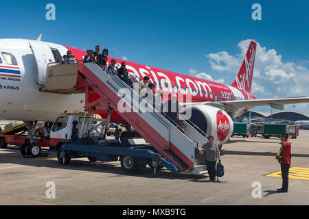 Air Asia les passagers arrivant à l'aéroport international de Chep Lak Kok, Hong Kong, SAR, Chine Banque D'Images