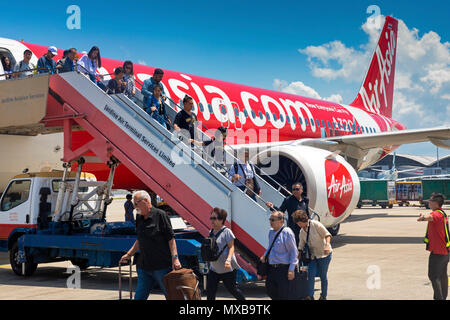 Air Asia les passagers arrivant à l'aéroport international de Chep Lak Kok, Hong Kong, SAR, Chine Banque D'Images