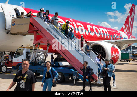 Air Asia les passagers arrivant à l'aéroport international de Chep Lak Kok, Hong Kong, SAR, Chine Banque D'Images