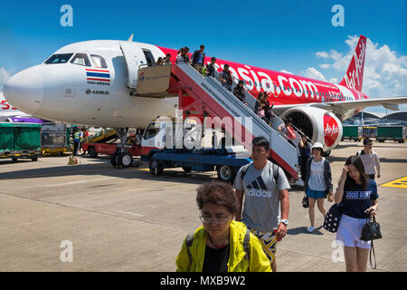 Air Asia les passagers arrivant à l'aéroport international de Chep Lak Kok, Hong Kong, SAR, Chine Banque D'Images