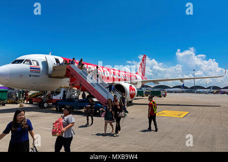 Air Asia les passagers arrivant à l'aéroport international de Chep Lak Kok, Hong Kong, SAR, Chine Banque D'Images