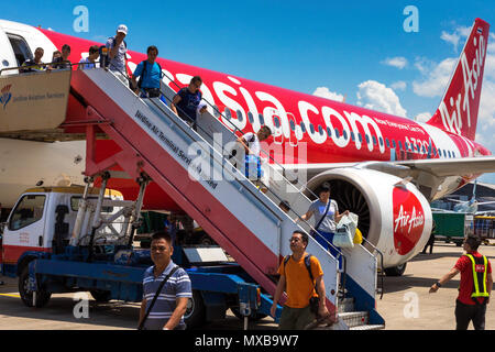 Air Asia les passagers arrivant à l'aéroport international de Chep Lak Kok, Hong Kong, SAR, Chine Banque D'Images