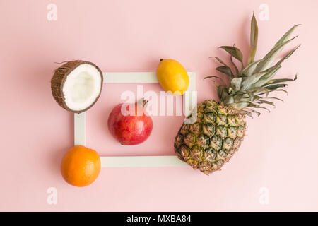 Fruits tropicaux et contre cadre photo fond rose pastel un minimum de concept créatif. Banque D'Images
