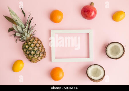 Fruits tropicaux et contre cadre photo fond rose pastel un minimum de concept créatif. L'espace pour copier. Banque D'Images