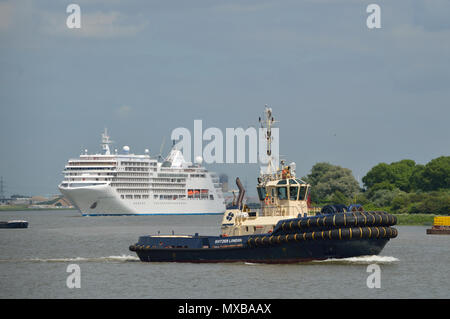 Le navire de croisières de Silversea SILVER SPIRIT vu en arrivant sur la Tamise au début d'un port de 2 jours à Greenwich, Londres Banque D'Images