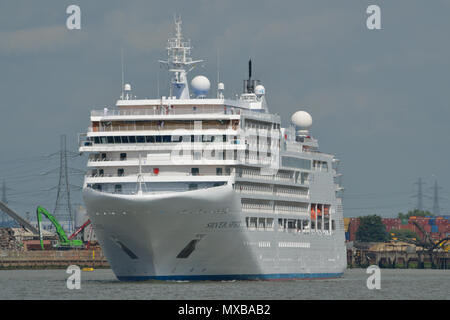 Le navire de croisières de Silversea SILVER SPIRIT vu en arrivant sur la Tamise au début d'un port de 2 jours à Greenwich, Londres Banque D'Images