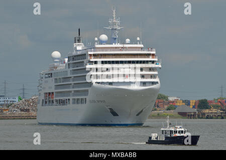 Le navire de croisières de Silversea SILVER SPIRIT vu en arrivant sur la Tamise au début d'un port de 2 jours à Greenwich, Londres Banque D'Images