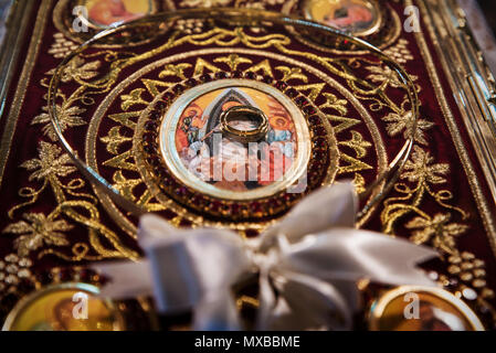 Couronnes de mariage et des bagues sur l'holly bible, préparé de cérémonie Banque D'Images