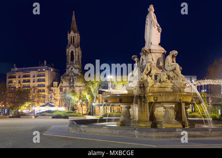 Image de la Fontaine Pradier à Nîmes la nuit illuminée, France Banque D'Images