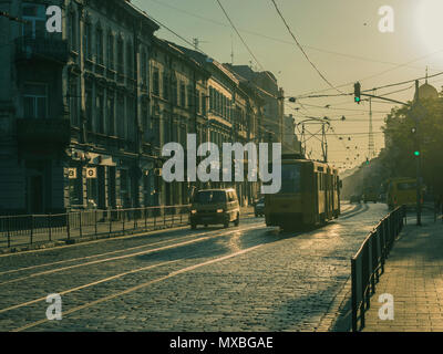 LVIV, UKRAINE - Mai 25, 2018 : Déménagement du tramway à travers la ville en début de matinée à Lviv, Ukraine Banque D'Images