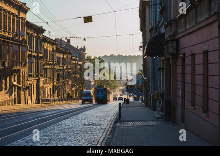 LVIV, UKRAINE - Mai 25, 2018 : Déménagement du tramway à travers la ville en début de matinée à Lviv, Ukraine Banque D'Images