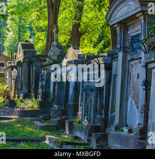 LVIV, UKRAINE - le 25 mai 2018 : scène de vieux cimetière tombes Cimetière Lychakiv en polonais à Lviv, Ukraine Banque D'Images