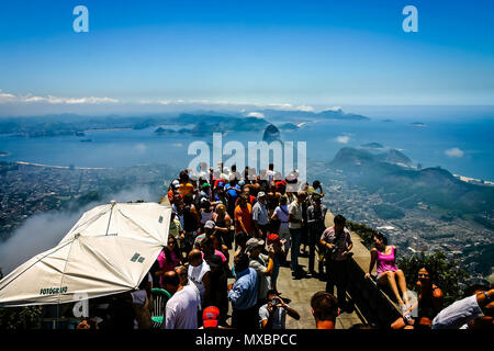 Vue du haut de la montagne du Corcovado vers mont du Pain de Sucre pris à Rio de Janeiro, Brésil le 1 février 2008 Banque D'Images