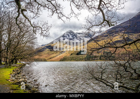 Buttermere Lake avec des pics enneigés dans le Lake District, Cumbria, UK prises le 12 avril 2015 Banque D'Images