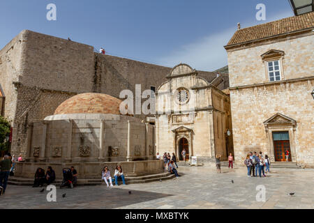 Grande Fontaine d'Onofrio (Velika Onofrijeva fontana) & Église Saint-sauveur, (Crkva sv. Spasa) dans la vieille ville, Dubrovnik, Croatie. Banque D'Images