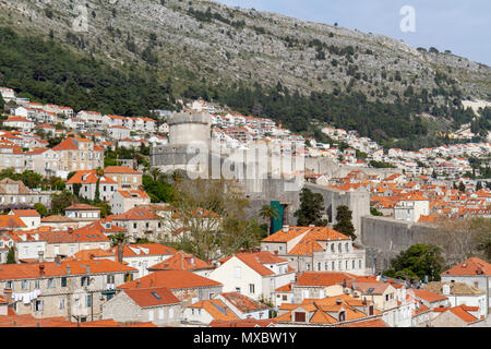 Vue sur les toits de l'ouest de Dubrovnik à Minceta Tour et remparts de la vieille ville de la vieille ville de Dubrovnik, Croatie. Banque D'Images