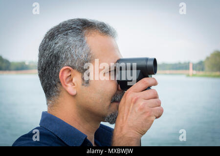 Homme avec old vintage appareil photo dans les mains. Banque D'Images