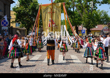 Lowicz / Pologne - Mai 31,2018 : église du Corpus Christi procession de la marche et l'exercice toiles brodées de symboles religieux. La population locale Banque D'Images