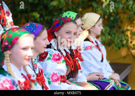 Lowicz / Pologne - Mai 31,2018 : église du Corpus Christi holiday procession. Les femmes vêtus de costumes folkloriques, régionaux avec des rayures colorées, embroi Banque D'Images