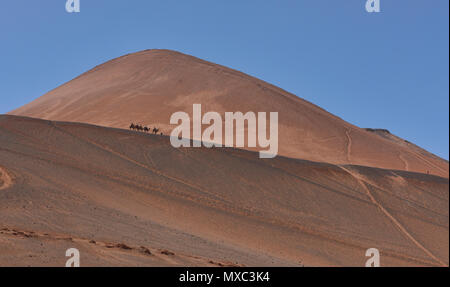 Camel cavaliers dans la Montagne de Feu, Turpan, Xinjiang, Chine Banque D'Images