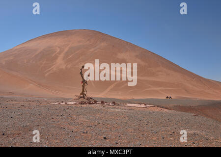 Camel cavaliers dans la Montagne de Feu, Turpan, Xinjiang, Chine Banque D'Images