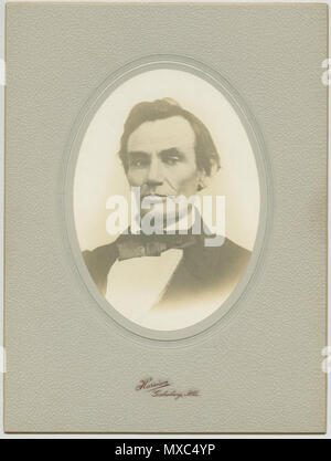 . Anglais : Argent Imprimer Carte du cabinet d'Abraham Lincoln le 11 octobre 1858 Séance. . Anglais : c'est un cabinet d'impression d'argent, carte de l'original à demi-plaque ambrotype prises par William Thompson Frank Lestringant de Monmouth, IL le 11 octobre 1858. Sur la route de Quincy, Lincoln s'est arrêté à Monmouth, ce portrait pris deux jours avant la sixième débat avec Stephen Douglas à Quincy. Juste avant l'ambrotype était faite, Lincoln a donné un discours de trois heures à une foule enthousiaste. Le Lean, avocat pittoresque d'un bled était maintenant une figure nationale. Une étude rare, l'ambrotype original est dans la Na Banque D'Images