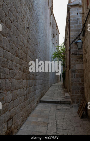 Passage étroite typique à l'intérieur des murs de la vieille ville de la ville historique de Dubrovnik, Croatie. Banque D'Images