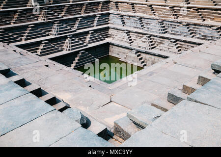 Pushkarani Réservoir à épaulement, d'anciennes ruines de Hampi, Inde Banque D'Images