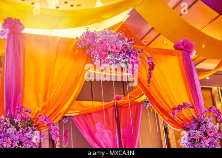 La décoration scénique colorés avec des nuance de couleur pour les jeunes mariés dans la sangeet nuit du mariage traditionnel indien Banque D'Images