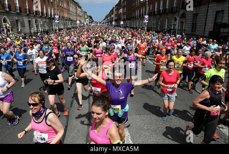 Les participants font leur chemin vers le bas Fitzwilliam Place au départ de la course que de dizaines de milliers de femmes dans les rues de Dublin pour prendre part à la 10 kilomètre VHI Women's Mini Marathon. Banque D'Images