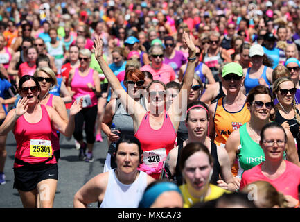 Les participants font leur chemin vers le bas Fitzwilliam Place au départ de la course que de dizaines de milliers de femmes dans les rues de Dublin pour prendre part à la 10 kilomètre VHI Women's Mini Marathon. Banque D'Images