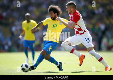 Marcelo du Brésil (à gauche) et la Croatie est Ante Rebic bataille pour la balle durant le match amical à Anfield, Liverpool. Banque D'Images