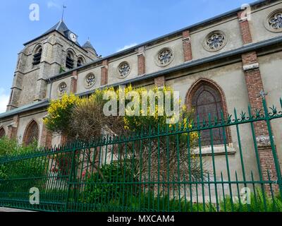 L'église Saint-Pierre avec son clocher du 13e siècle, Le Crotoy, France Banque D'Images