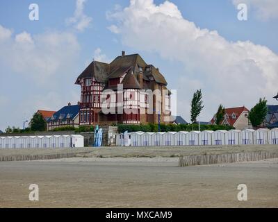 Cabines de plage en bord de mer en face de l'édifice majestueux sur la côte de la Baie de Somme. Le Crotoy, France Banque D'Images