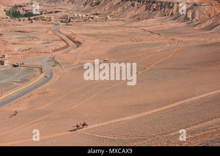 Camel cavaliers dans la Montagne de Feu, Turpan, Xinjiang, Chine Banque D'Images