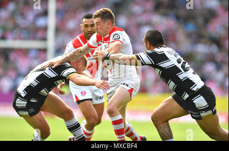 St Helens' Mark Percival est abordé par Hull FC, Manu Sika et Danny Washbrook pendant le Ladbrokes Challenge Cup, quart-de-finale match au stade totalement méchants, St Helens. Banque D'Images