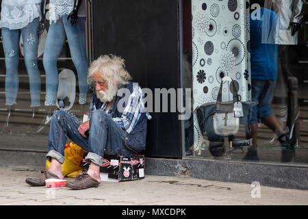 Sofia, Bulgarie - 7 mai, 2018 : les sans-abri vieil homme avec une longue barbe blanche implore pour de l'argent en face de magasin de vêtements. Dix ans après son adhésion à l'UE, la Bulgarie Banque D'Images