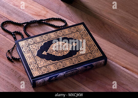 Livre islamique saint Coran sur la carte avec un rosaire wodden - Ramadan kareem/Eid al Fitr Concept. Banque D'Images