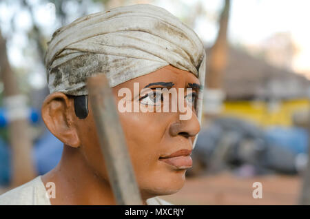 Un gros plan/close-up de la face d'un réalisme/terre cuite statue en terre cuite d'un Indien à Shilparamam arts & crafts village de Hyderabad, en Inde. Banque D'Images